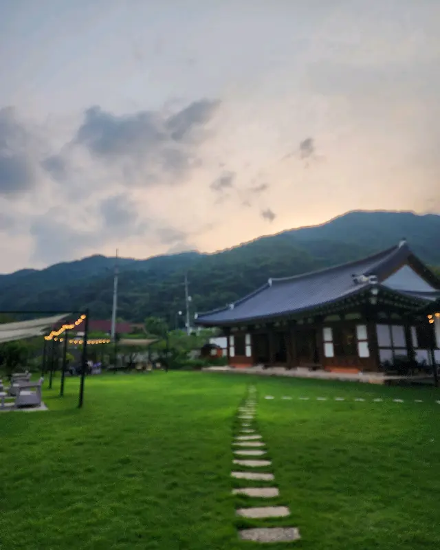 카페 내부의 아늑한 공간. 은은한 조명과 나무 테이블이 편안한 분위기를 자아낸다.