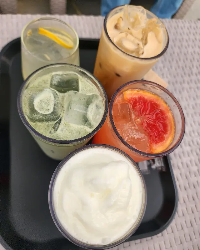 다양한 수제 음료가 담긴 트레이. 알록달록한 색감이 눈을 즐겁게 한다.