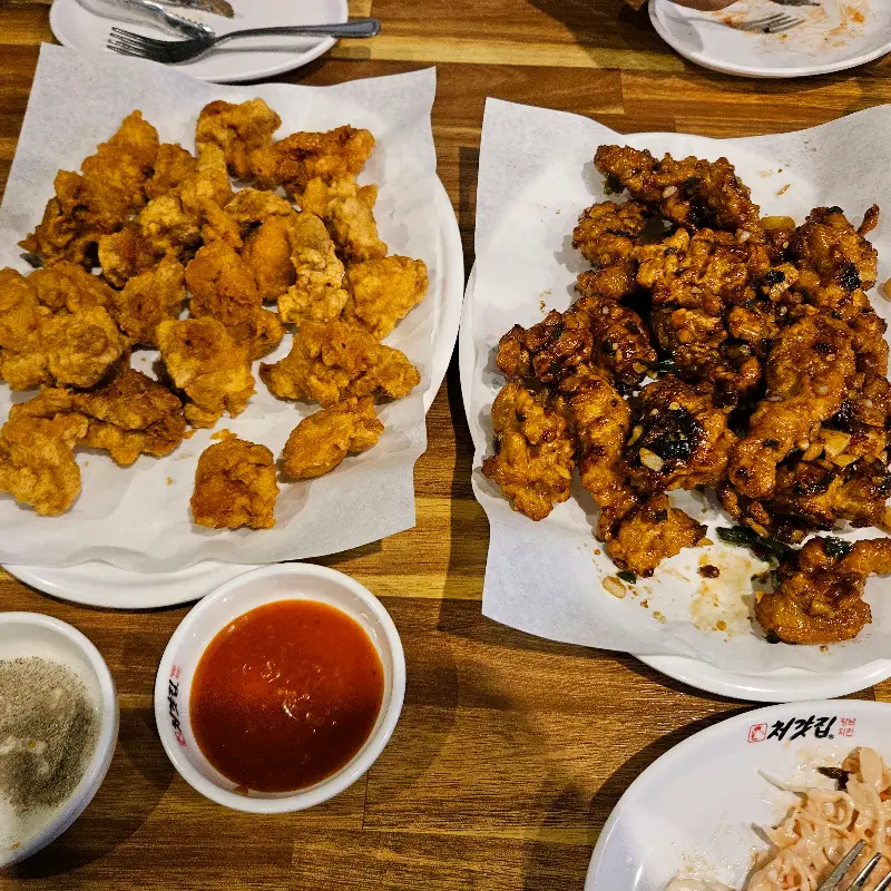 테이블 위에 놓인 양념치킨과 후라이드 치킨