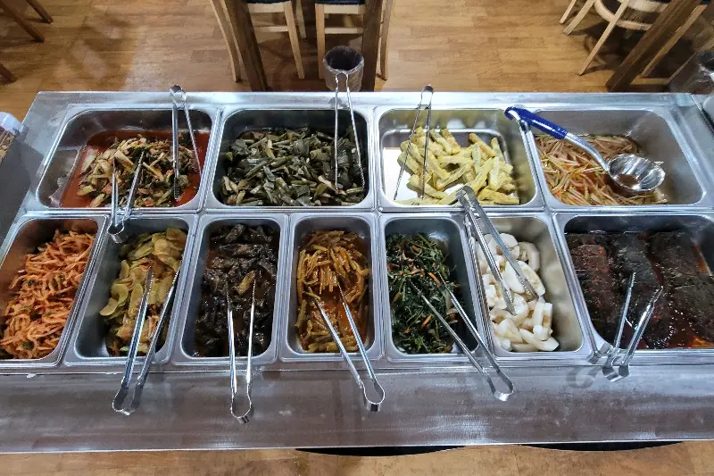 다채로운 반찬 코너