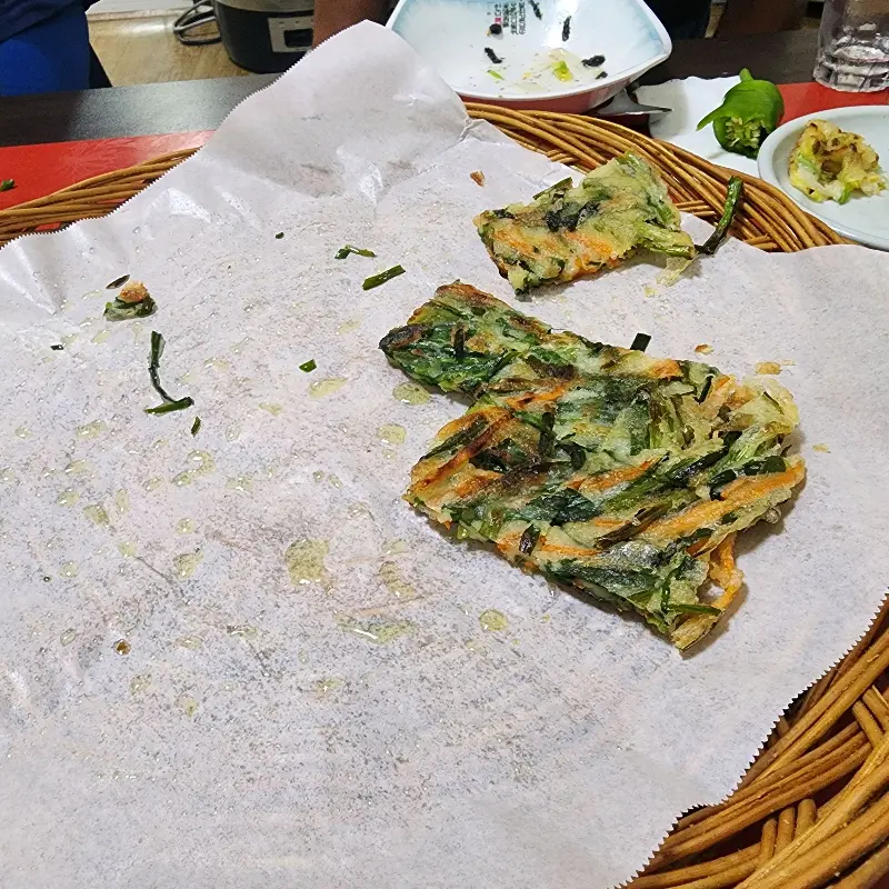 부추전의 바삭함이 느껴지는 단면