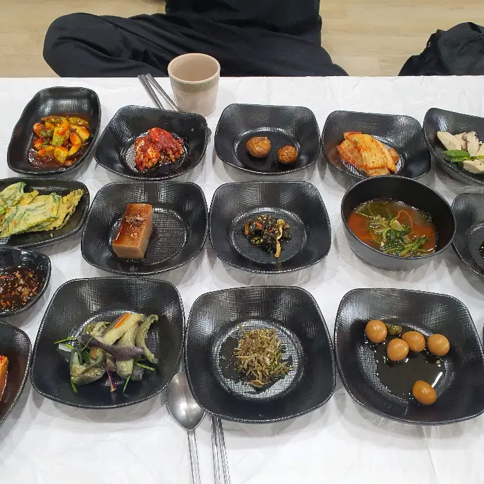 잘 구워진 간고등어와 다양한 반찬들