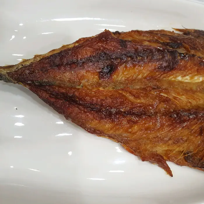 노릇하게 구워진 간고등어 클로즈업