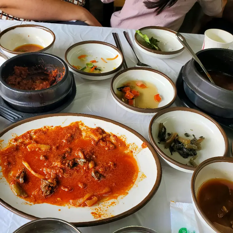 식사를 마친 후 깨끗하게 비워진 테이블