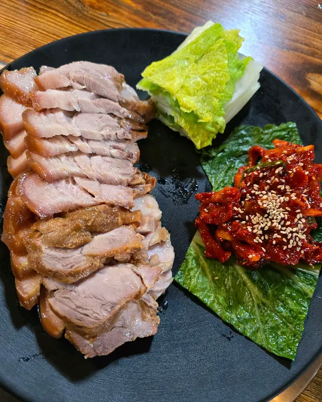 윤기가 자르르 흐르는 보쌈 한 접시