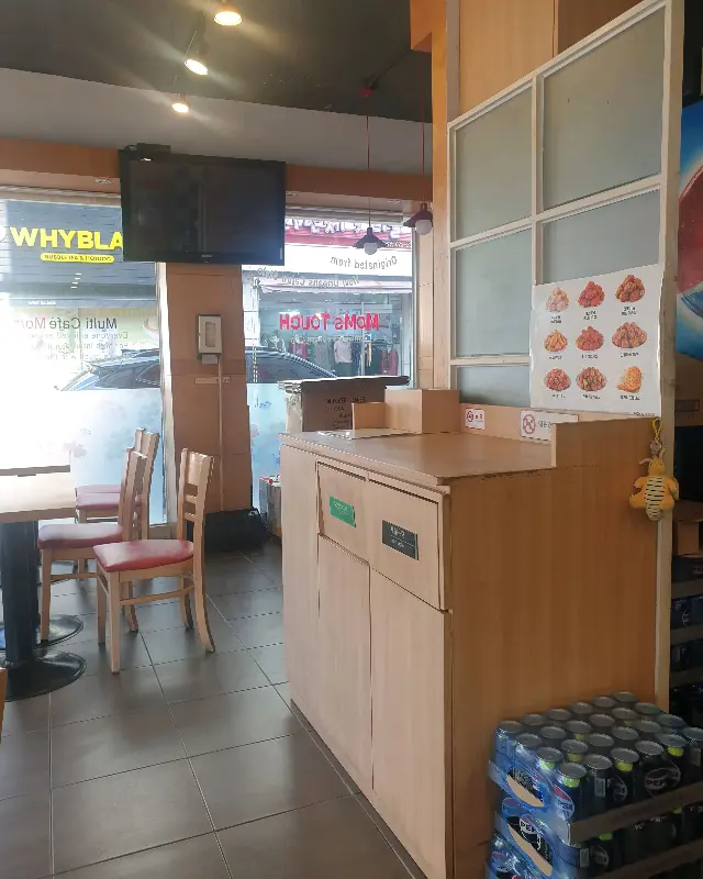 맘스터치 내부 인테리어