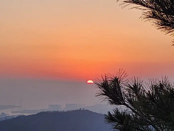 붉게 물든 석양