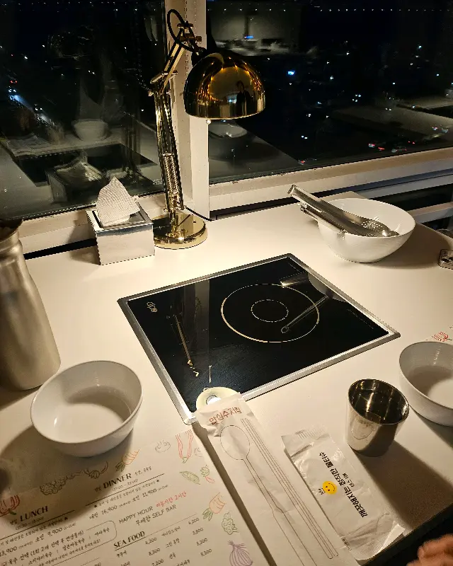 샤브샤브를 즐기기 위해 테이블에 세팅된 모습