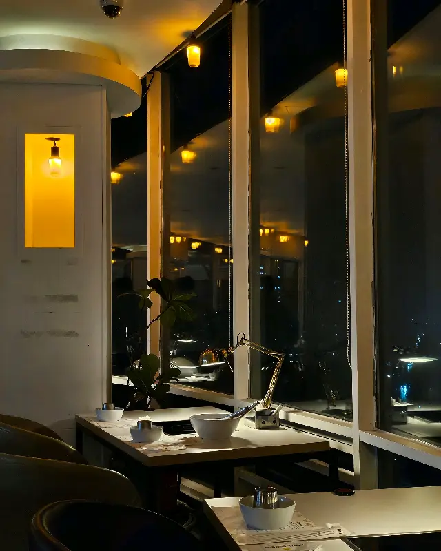 테이블마다 설치된 조명이 은은한 분위기를 더한다.