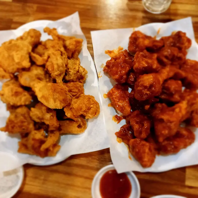양념치킨과 후라이드 치킨 반반