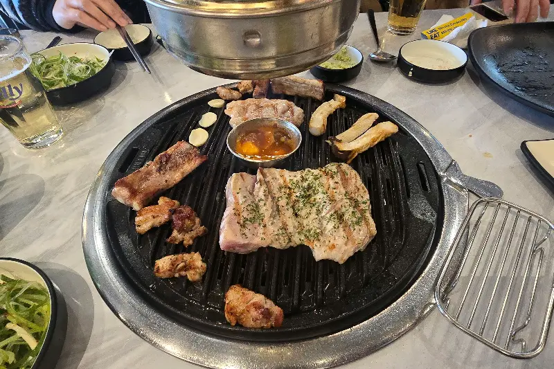 숯불 위에서 구워지는 갈비