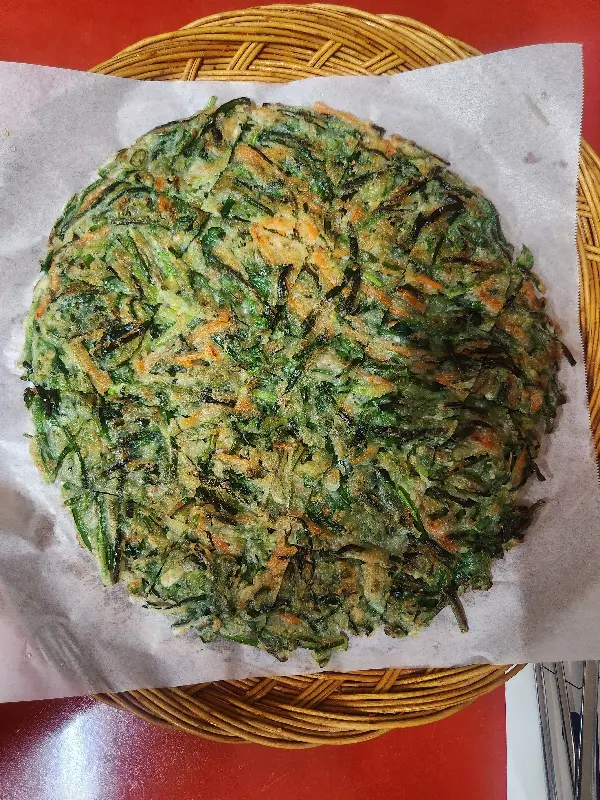 싱싱한 부추가 가득 들어간 부추전