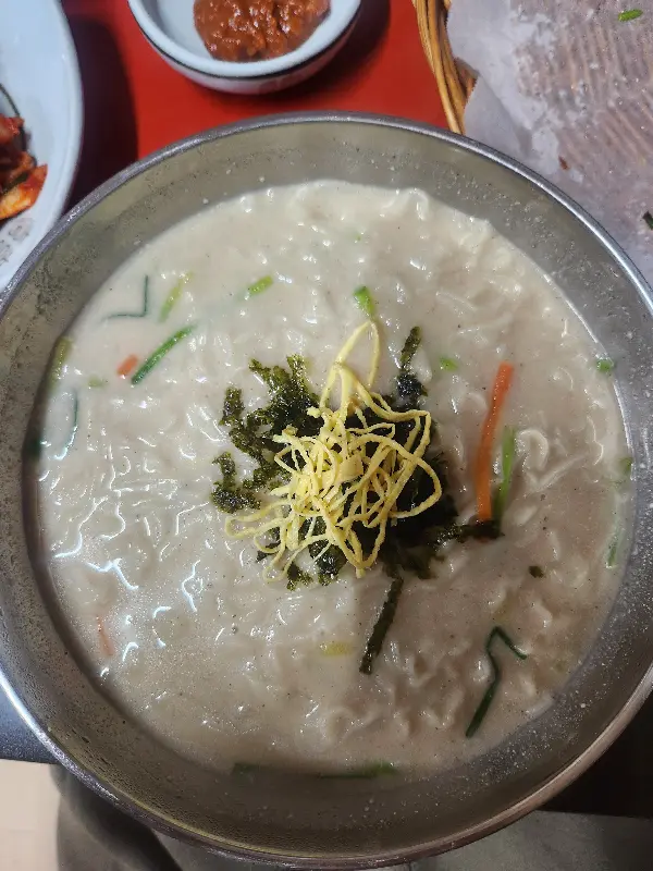 들깨가루가 듬뿍 뿌려진 들깨칼국수