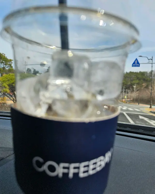 테이크 아웃 컵을 들고 있는 모습