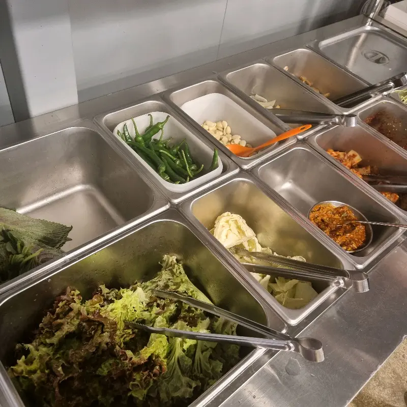 신선한 쌈 채소와 다양한 밑반찬이 준비된 셀프바