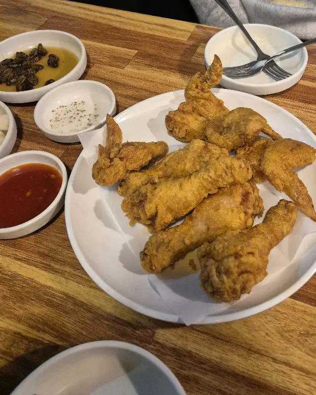 갓 튀겨져 나온 치킨