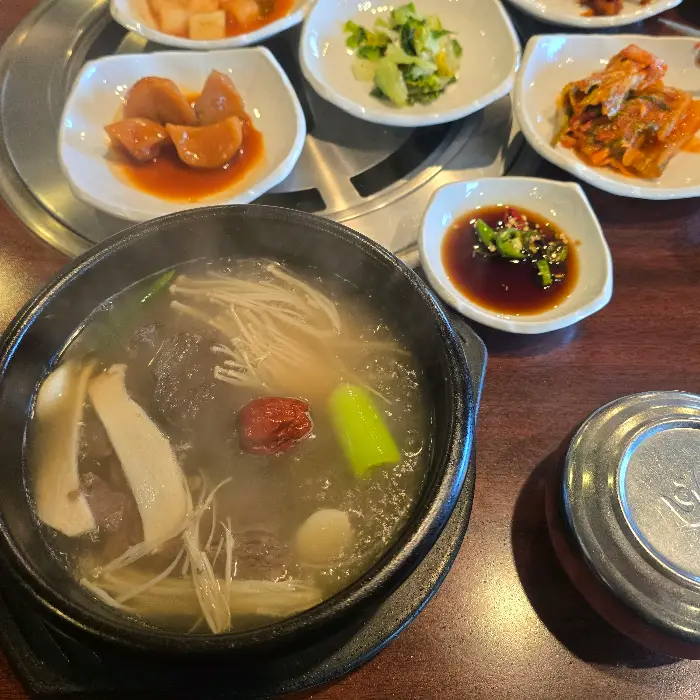 따뜻한 국물 요리와 반찬들이 놓인 상차림