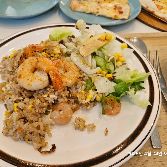 신선한 재료로 만든 샐러드