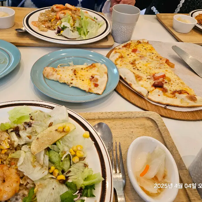 다양한 음식이 올라간 테이블