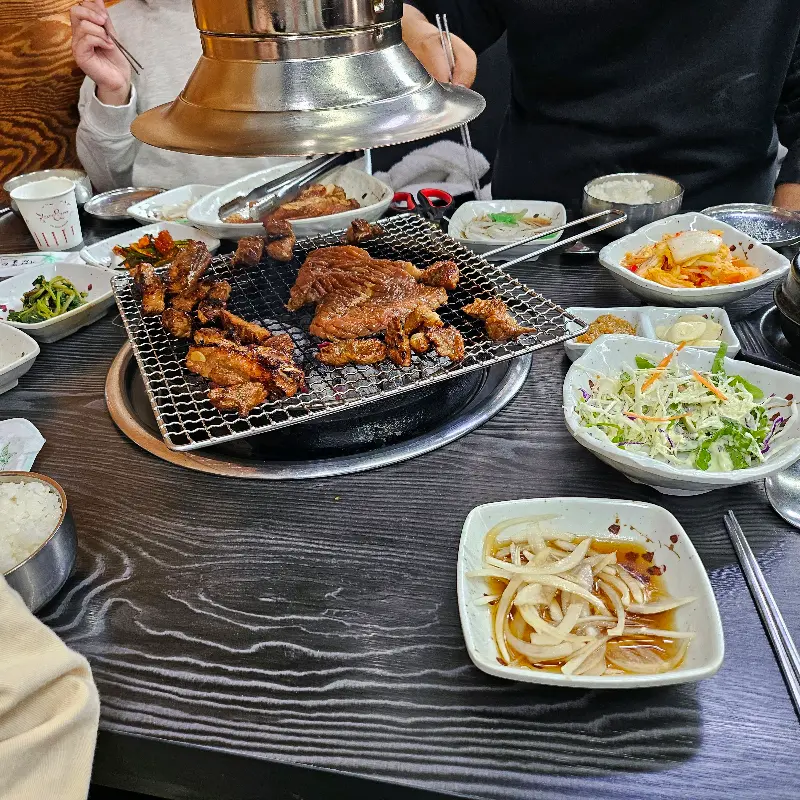 푸짐하게 차려진 한 상