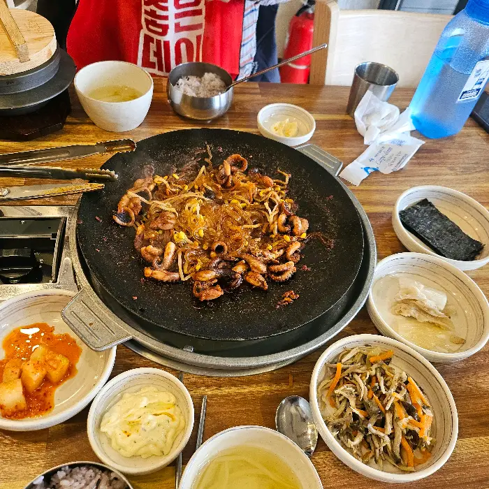 돌솥밥과 쭈꾸미, 잡채의 조화