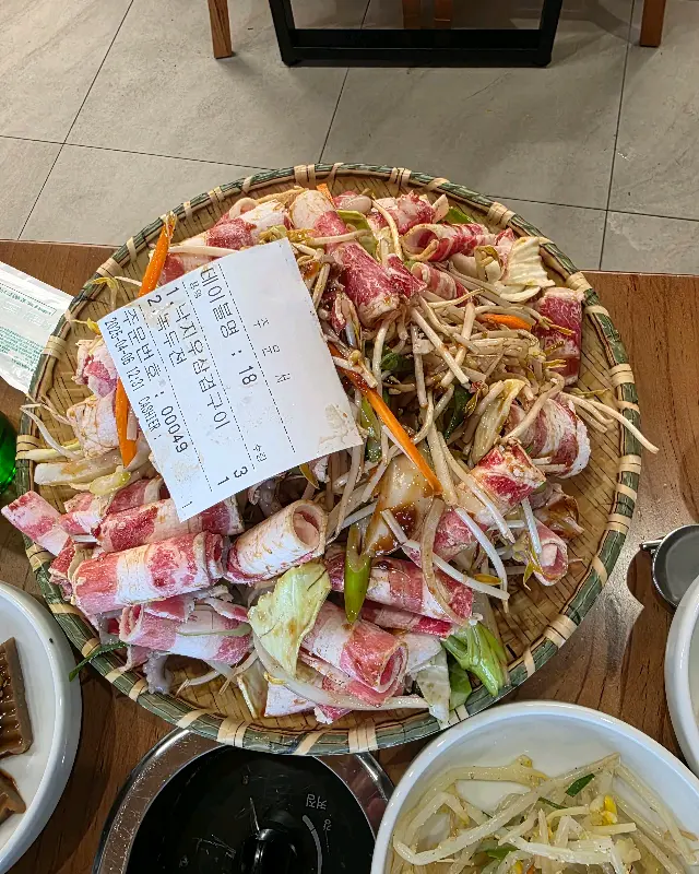 항아리가 놓인 야외 테이블