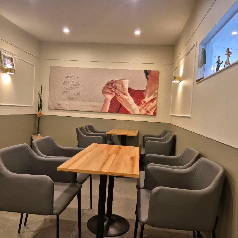 카페 내부 테이블 좌석