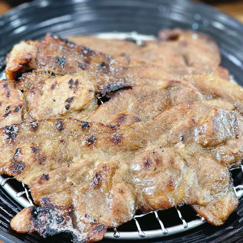 윤기가 흐르는 숯불고기