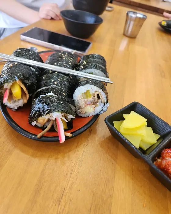 먹음직스러운 김밥 한 접시