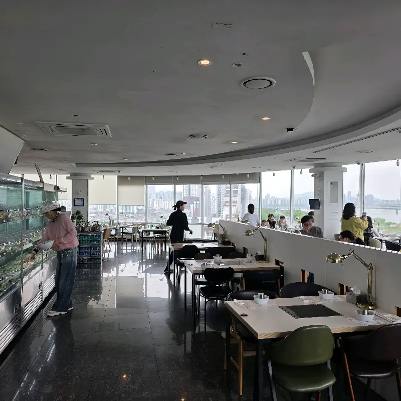 창가 자리에 앉아 식사를 즐기는 손님들의 모습