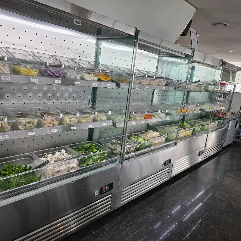 다양한 야채와 토핑이 가득한 샐러드바의 모습