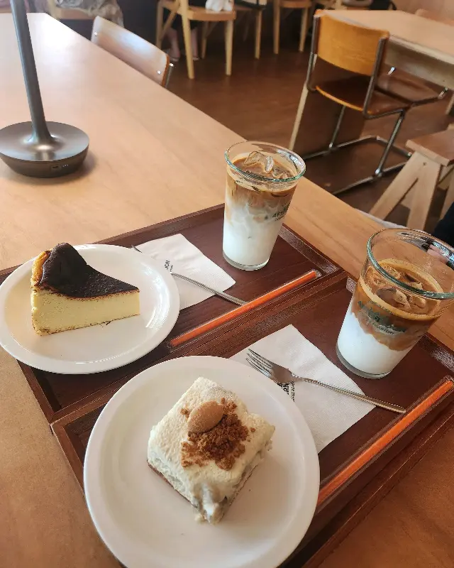 테이블 위에 놓인 디저트와 음료