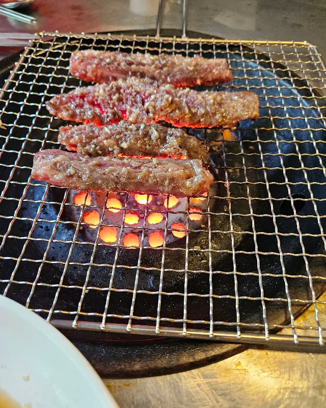 연탄불 위에서 익어가는 소갈비