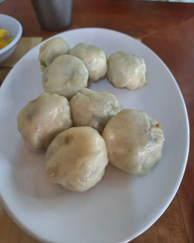 접시에 가지런히 담겨져 있는 만두의 모습