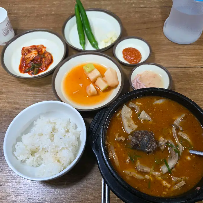 순대국과 함께 제공된 밥, 김치, 깍두기, 고추, 마늘