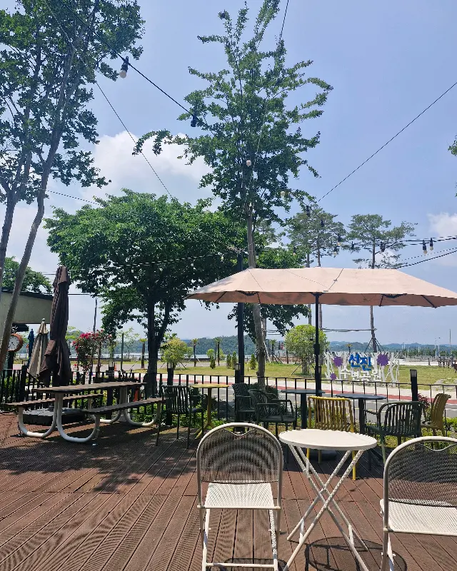 카페 외부 테라스