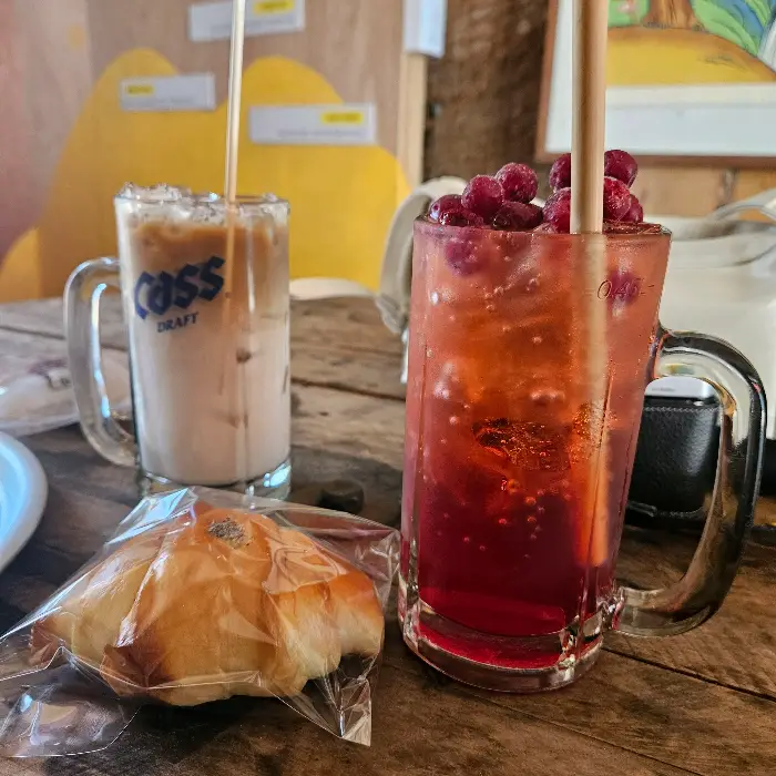 두 개의 병에 담긴 호박식혜와 두 개의 흰색 머그잔