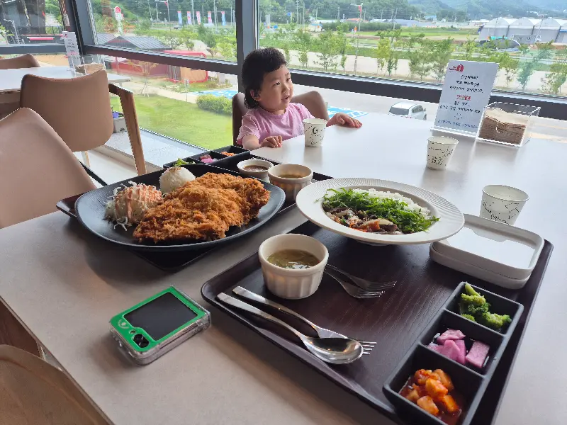 창밖 풍경을 감상하며 식사할 수 있는 테이블