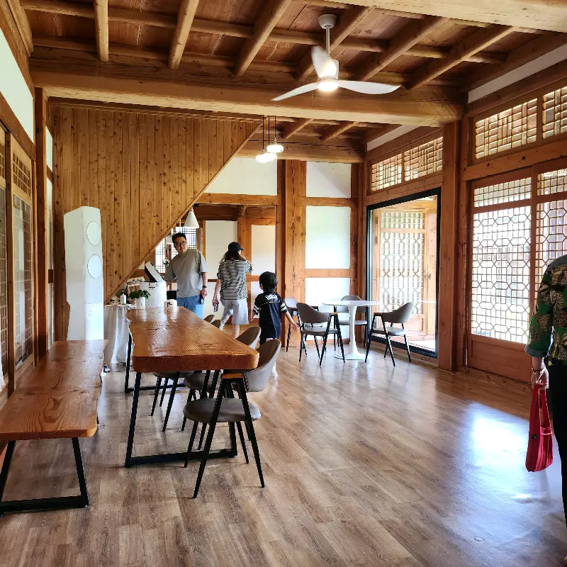 푸른 잔디밭과 파란 하늘이 조화로운 카페 소나무의 외부 전경