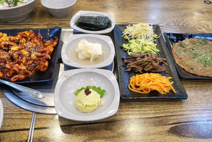 다양한 반찬과 전, 김