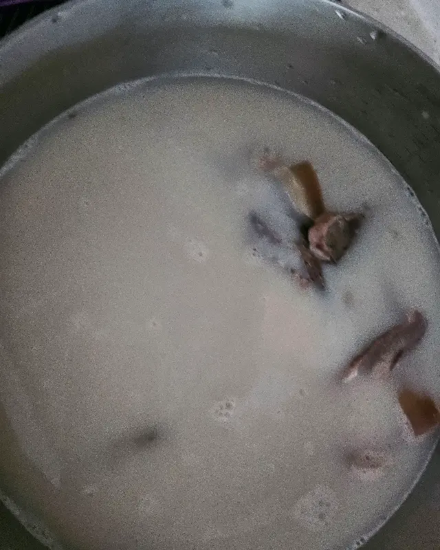 가마솥에서 끓여지는 곰탕