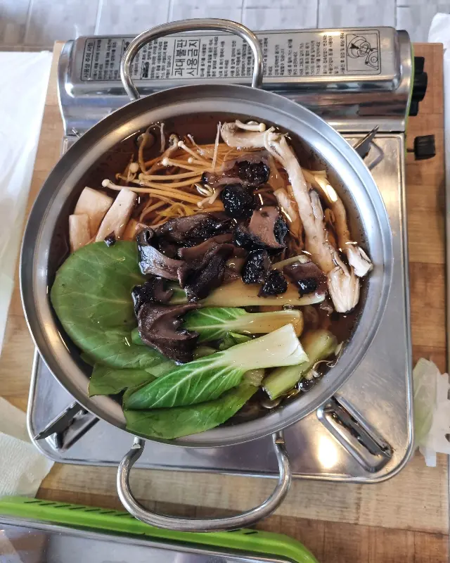 보글보글 끓고 있는 능이버섯전골