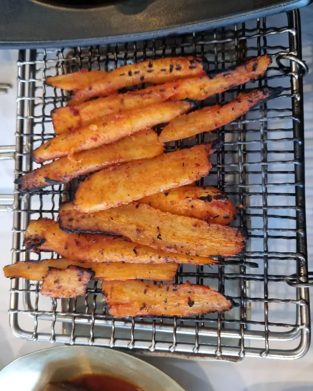 노릇하게 구워진 더덕구이