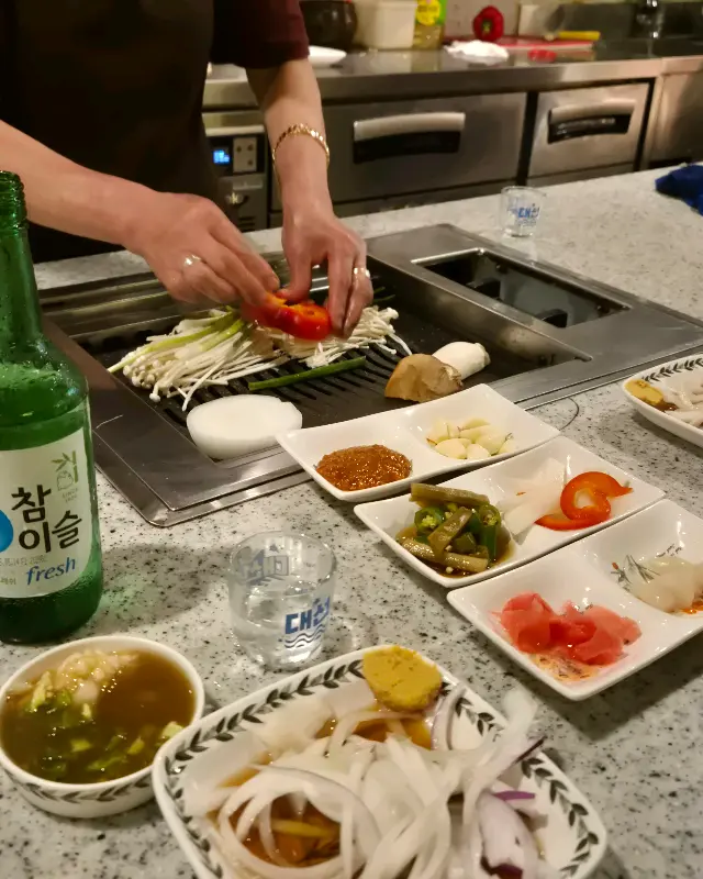 정성스럽게 구워지는 곱창과 채소