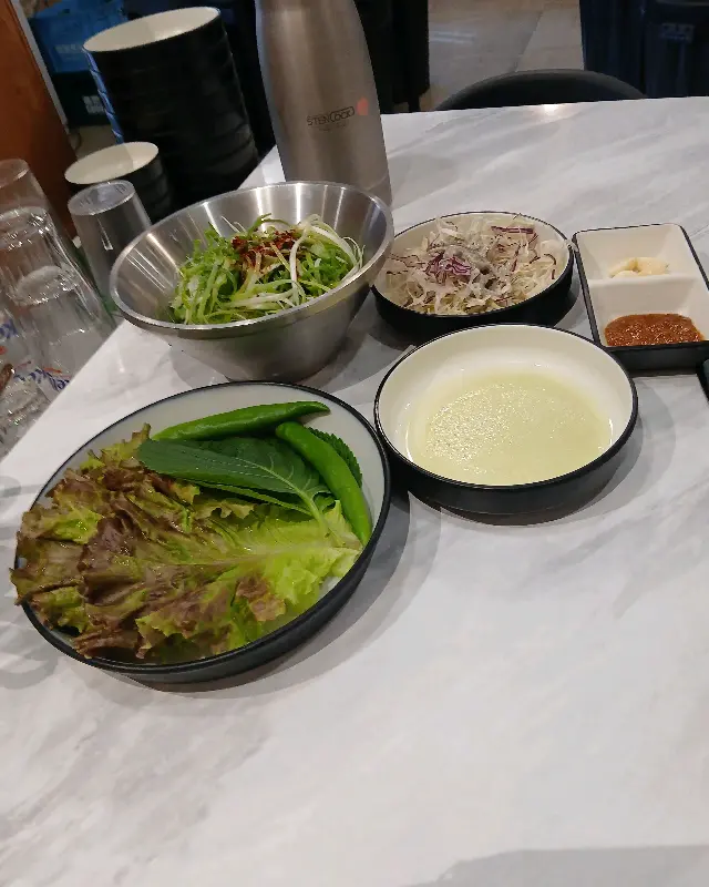 다채로운 밑반찬 구성