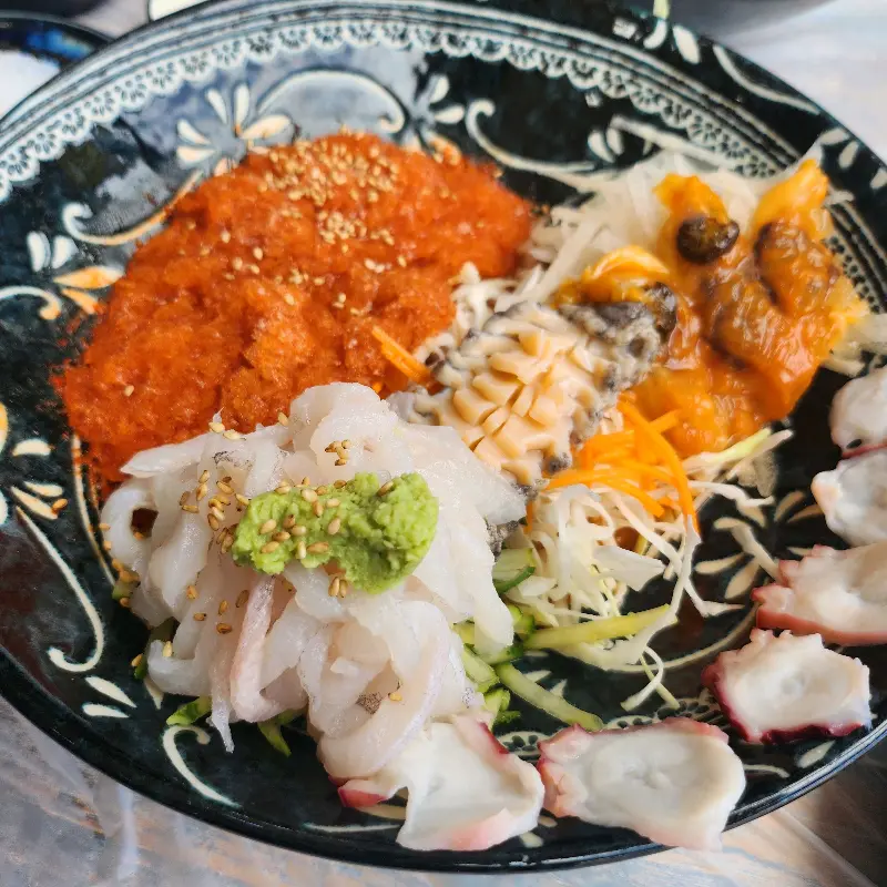 싱싱한 해산물이 듬뿍 들어간 머구리 물회의 클로즈업 샷