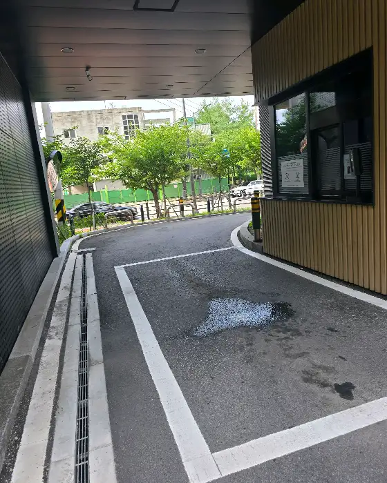 스타벅스 진관DT점 입구와 드라이브 스루