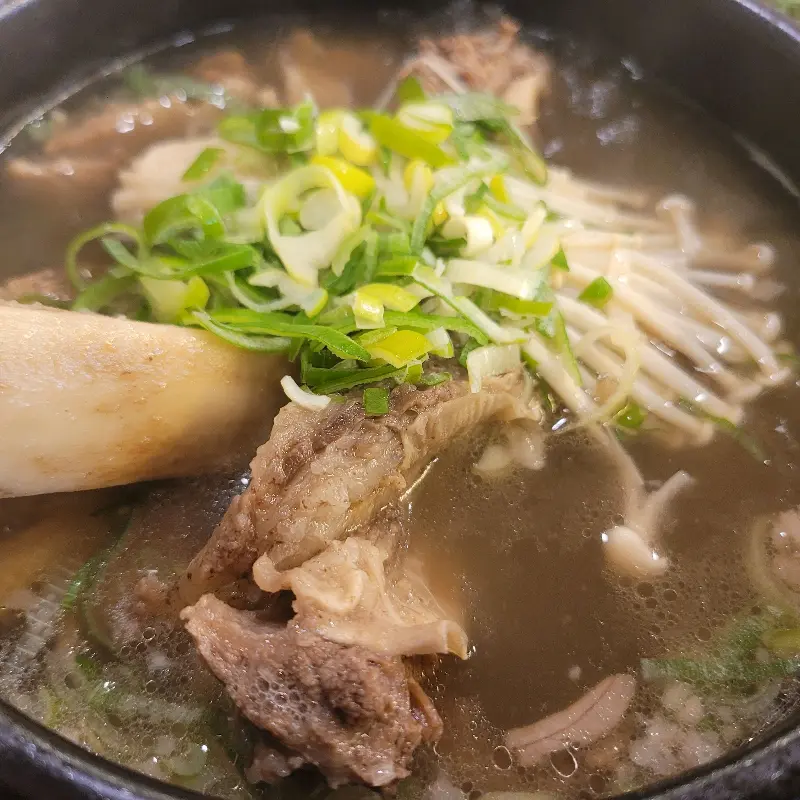 푸짐한 갈비탕 한 그릇