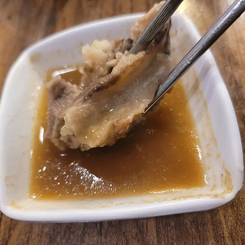 윤기가 흐르는 고기 한 점