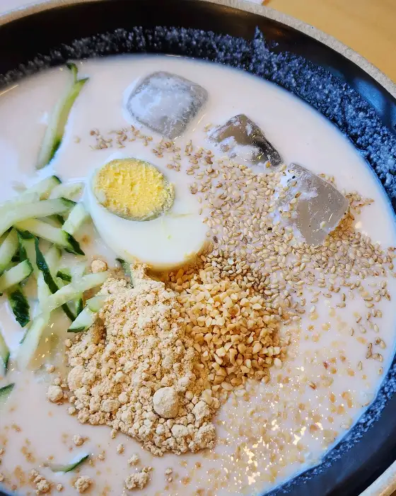 고소함 폭발하는 콩국수